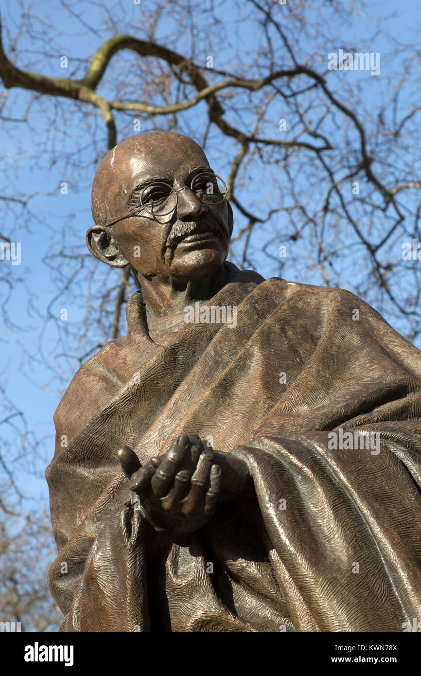 Statue von Mahatma Gandhi am Parliament Square in London, England. Gandhi (1869 - 1948) war ein Führer im Kampf um die Unabhängigkeit Indiens. Stockfoto