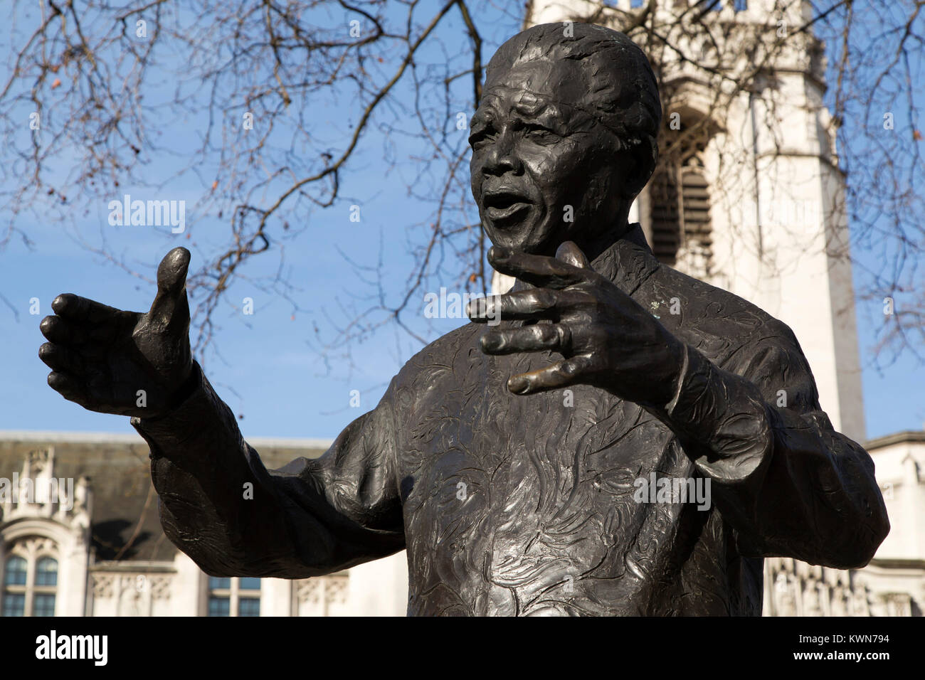 Statue von Nelson Mandela auf den Parliament Square in London, England. Mandela (1918 - 2013) war Präsident von Südafrika von 1994 bis 1999. Stockfoto