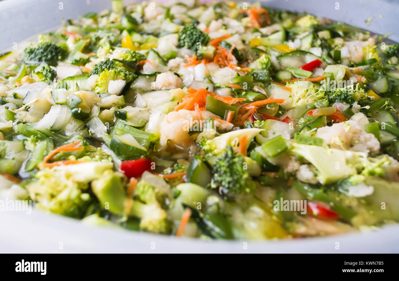 Vorbereitung auf die Piccalilli mit frisch geschnittenes Gemüse eingetaucht in Salzlake. Stockfoto