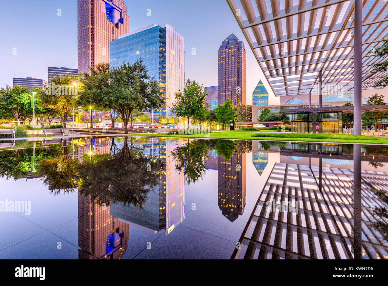 Dallas, Texas, USA Downtown Plaza und Skyline. Stockfoto