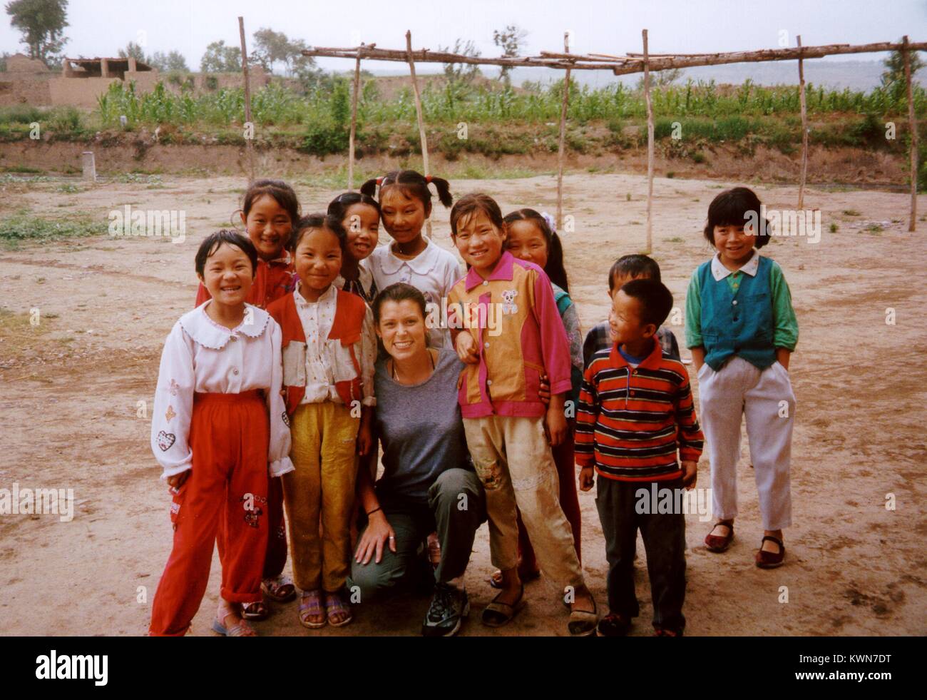 Dies ist brittney Anderson-Spilker der CDC (Cntr) unter Kindern von Qili Dorf im Nordwesten Chinas, 2001. Dieses Foto wurde während Brittney Anderson-Spilker? s 18 tag Zuordnung in China. Sie traf mit UNICEF Peking und das Ministerium für Gesundheit, und geschulten Fakultät aus Xi'an Jiatong medizinische Universität in der Forschung mit Frauen im gebärfähigen Alter. Mit freundlicher CDC/Brittney Anderson Spilker. Stockfoto