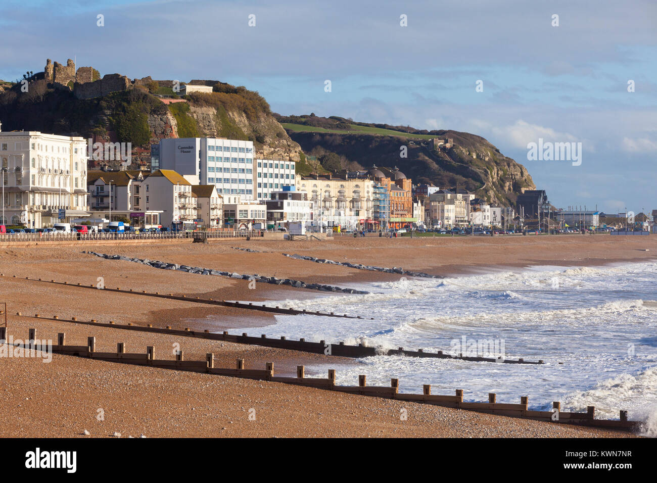 Die Altstadt von Hastings mit Blick auf die West Hill Klippe, Hastings Castle und East Hill Cliff, Hastings, East Sussex, Großbritannien Stockfoto