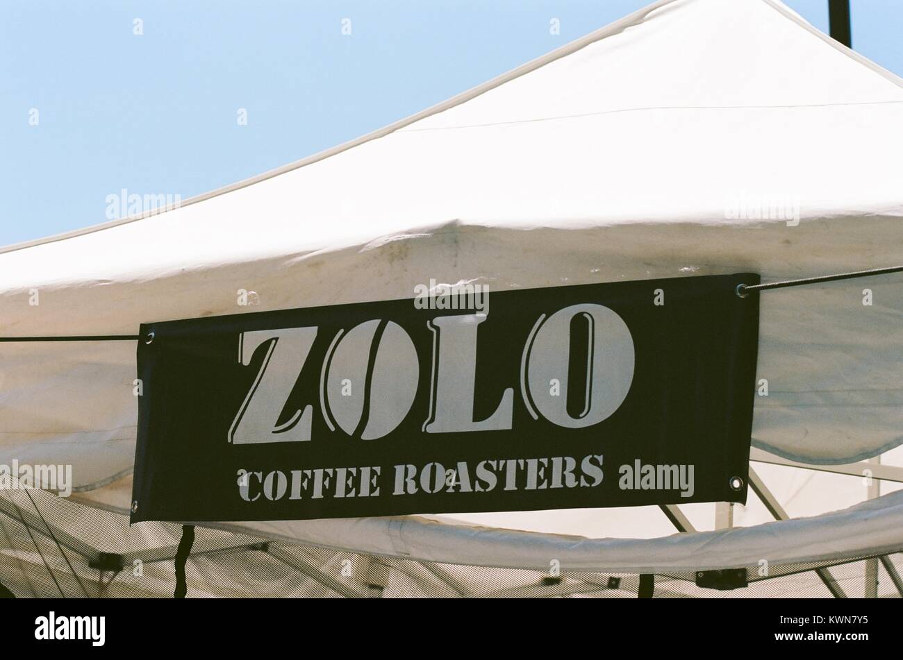 Zeichen für Zolo Kaffeeröster, einem beliebten lokalen handwerklichen Kaffeeröster auf dem Danville Landwirt, Markt ein Kalifornien Zertifiziert von Bauer in der San Francisco Bay Area Stadt Danville, Kalifornien, Juli, 2017. Stockfoto