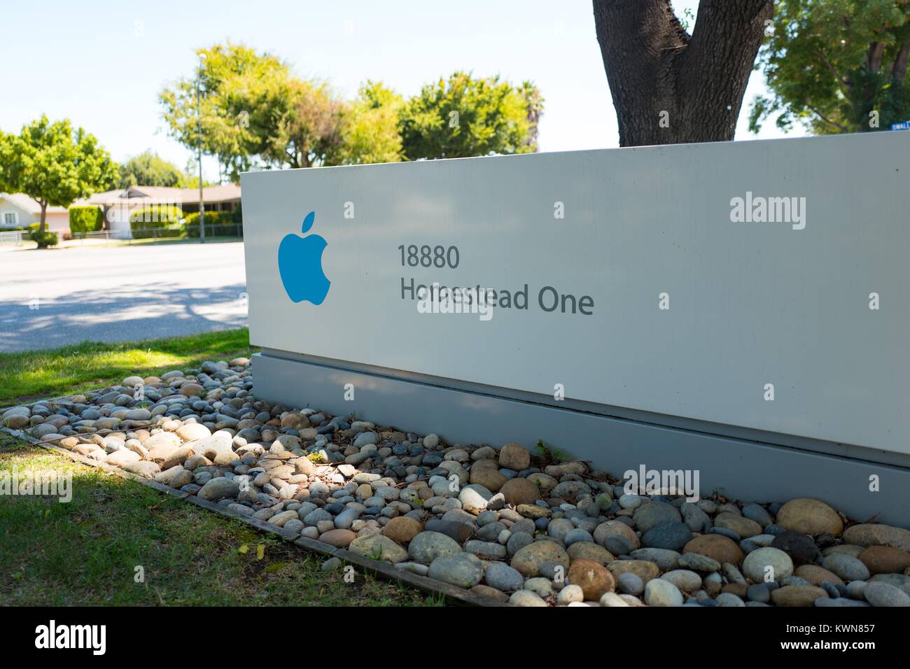Beschilderung mit Apple Inc Logo für das Gehöft ein Büro in der Nähe des Apple Park, umgangssprachlich als "Raumschiff", die neue Zentrale von Apple Inc. in den Silicon Valley Stadt Cupertino, Kalifornien, 25. Juli 2017 bekannt. Stockfoto