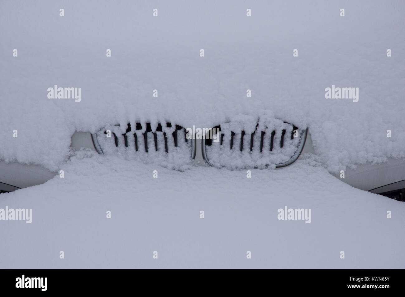 Auto komplett im Schnee gefangen Stockfotografie - Alamy