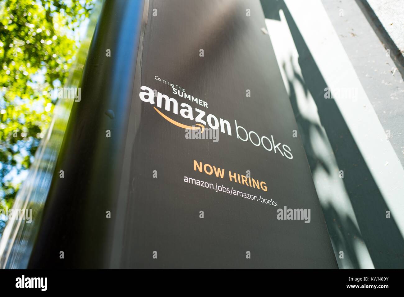 Signage Werbung die Einstellung von Mitarbeitern für einen neuen Amazon Bücher physische Store in Santana Row, einem gehobenen Einkaufszentrum im Silicon Valley Stadt San Jose, Kalifornien, 21. Juli 2017. Stockfoto