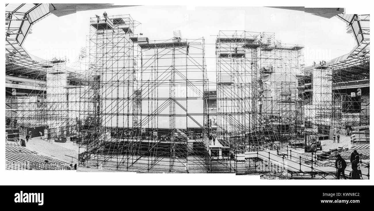 Grob zusammengesetzt aus 9 Bildern eine Panorama-aufnahme zu machen. Edwin Shirley Staging crew Aufbau einer Bühne in Wembley Stadium für die Jean Michel Jarre Konzert Tour, Europa im Konzert, London, 26. - 28. August 1993 Stockfoto