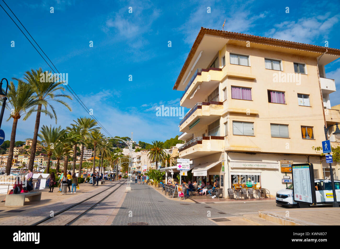 Die Carrer de la Marina, seaside Street, Port de Soller, Mallorca, Balearen, Spanien Stockfoto