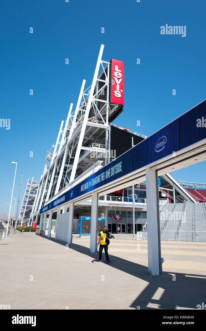 Ein Fotograf seine Kamera bei Levi's Stadium, Heimstadion der San Francisco 49ers Football Team, im Silicon Valley in Santa Clara, Kalifornien, 25. Juli 2017. Stockfoto