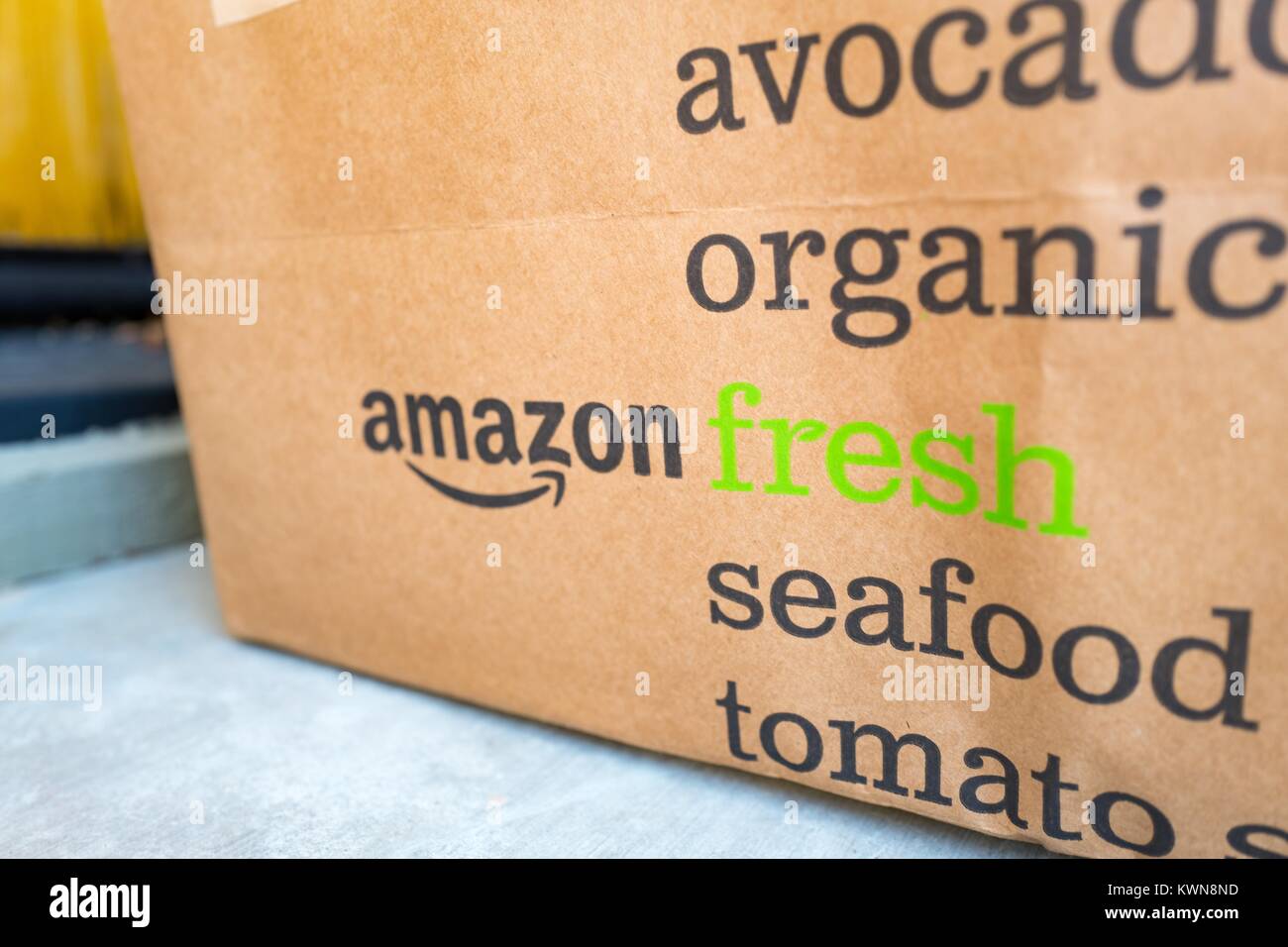 Braunes Papier Tragetasche für Amazon frische Lebensmittel Lieferservice, mit Amazon Logo und Text Liste der Lebensmittel, die mit dem Service bestellt werden kann, vor der Tür eines Vorstadthaus in der San Francisco Bay Area Stadt San Ramon, Kalifornien, 26. Juli 2017. Im Juni 2017, Amazon angekündigt, dass Sie erwerben würde das gehobene Lebensmittelkette Whole Foods Market ihre Angebote in der Lebensmittelindustrie zu erweitern. Stockfoto