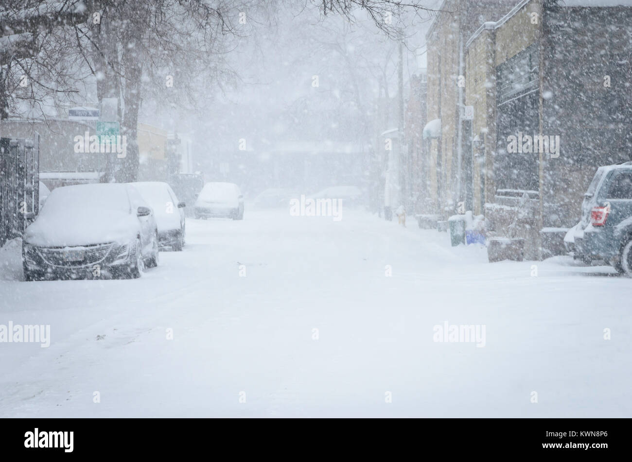 Winter Blizzard zeigt schwere Schnee und Schnee verstopfte Straße und geringe Sichtbarkeit Stockfoto