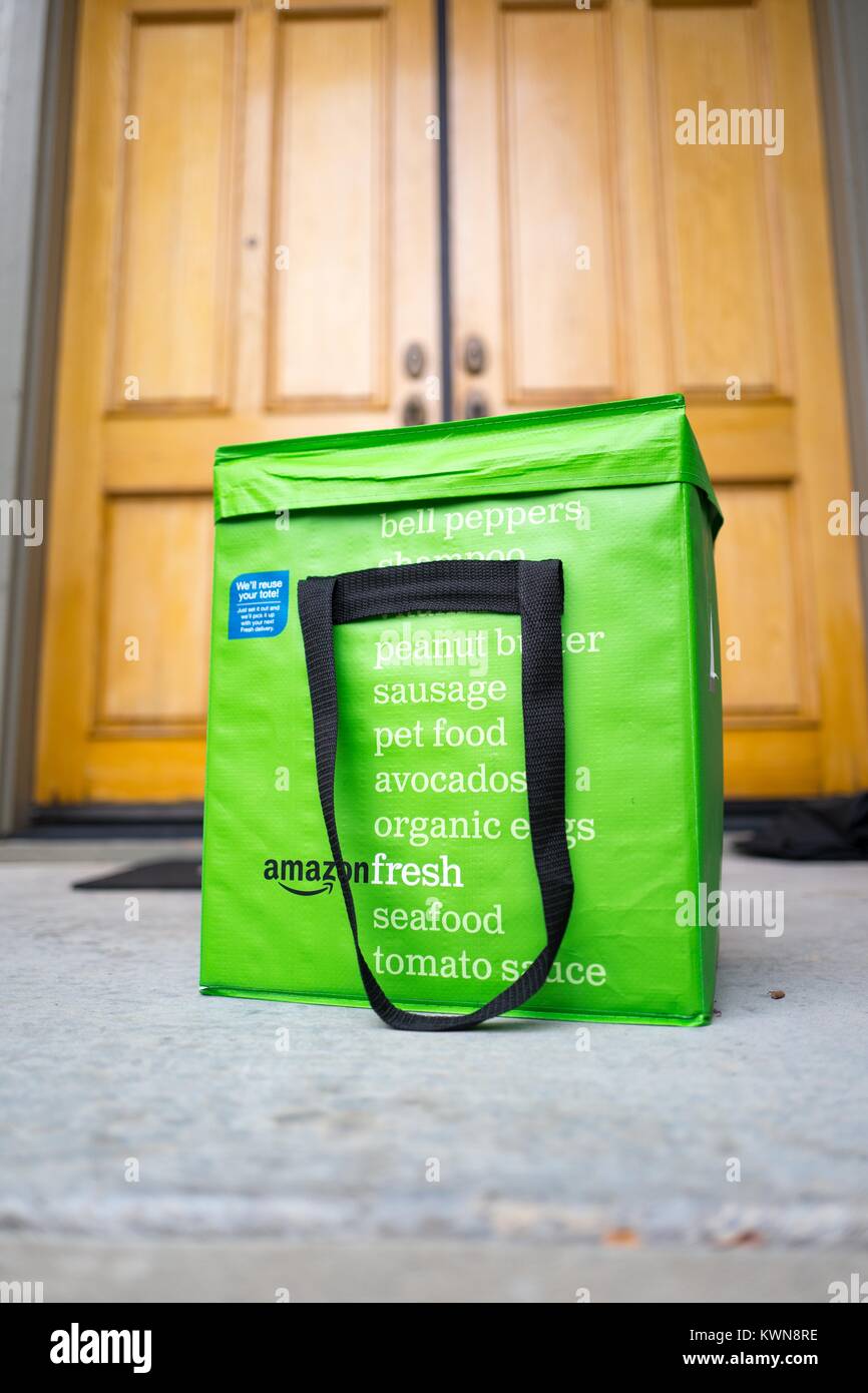 Grüne cold pack Tasche für Amazon frische Lebensmittel Lieferservice, mit  Amazon Logo und Text Liste der Lebensmittel, die mit dem Service bestellt  werden kann, vor der Tür eines Vorstadthaus in der San