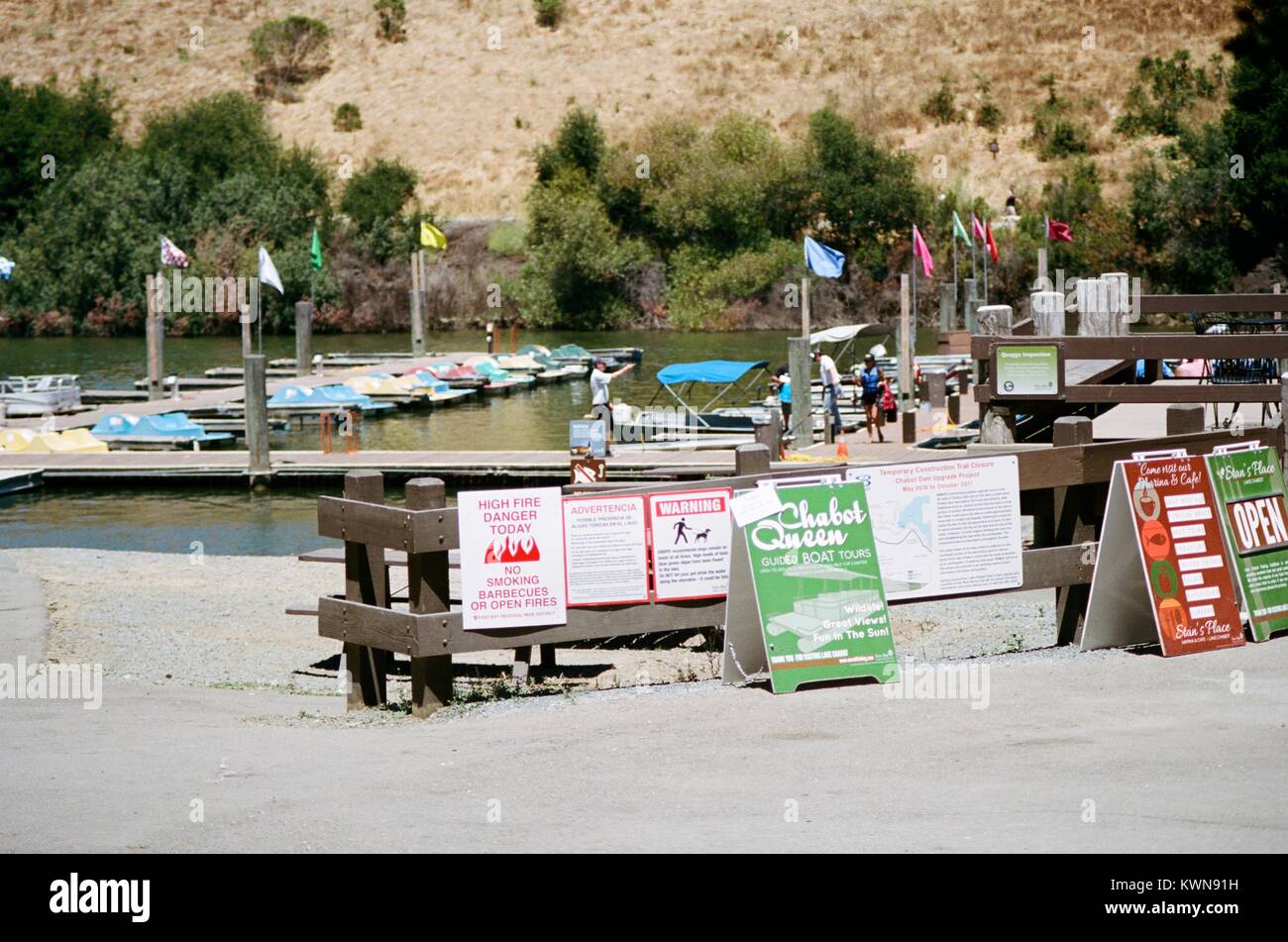 Signage, einschließlich einem Brand Warnschild, an der Chabot Marina auf See Chabot, East Bay Regional Park in der San Francisco Bay Area Stadt Castro Valley, Kalifornien, 16. Juli 2017. Stockfoto
