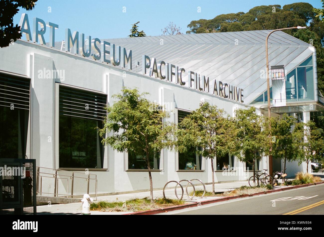 Fassade mit Beschilderung im Berkeley Art Museum und Pacific Film Archive, Berkeley, Kalifornien, 14. Juli 2017. Stockfoto