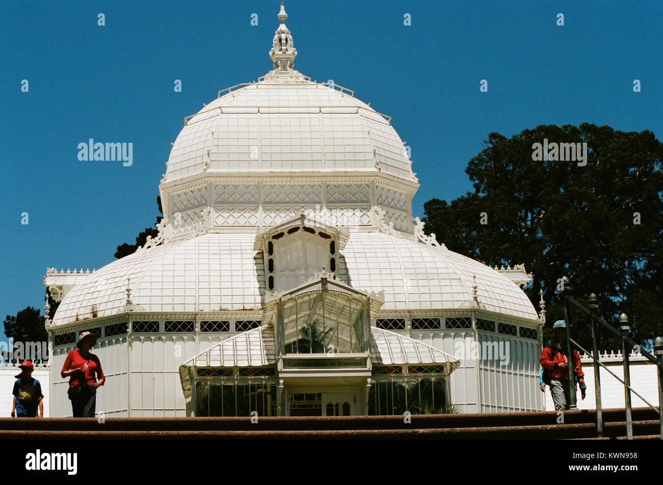 Touristen vorbei an den Haupteingang des Konservatoriums von Blumen, einem viktorianischen Gewächshaus und Blume Wintergarten im Golden Gate Park, San Francisco, Kalifornien, USA, 11. Juli 2017. Stockfoto