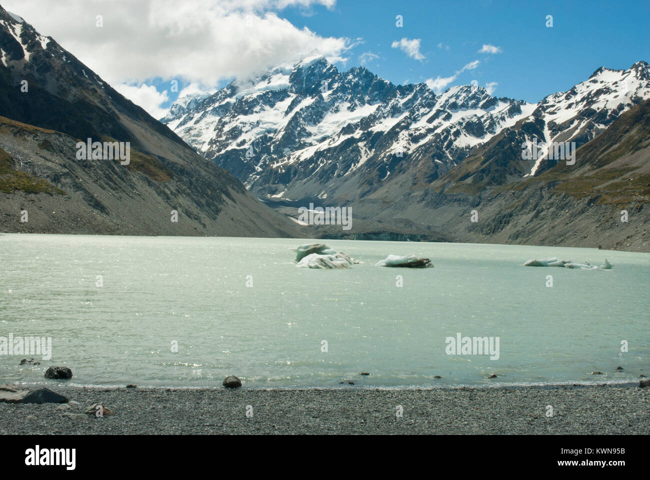 Iconic Mount Cook/Aoraki, schneebedeckte, mit Gletscherwasser Hooker Lake und Eisberge schmelzen im Vordergrund. Sonnig, blauer Himmel. Frühling/Anfang Sommer. Stockfoto