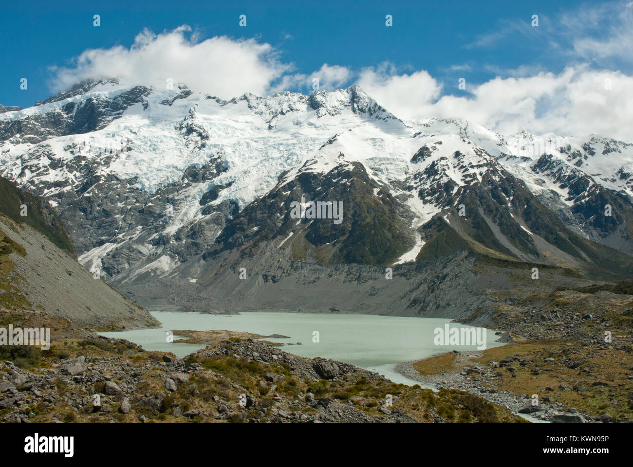 Atemberaubende Hooker Valley, Mueller Gletschersee, mit schneebedeckten Mount Sefton, in den südlichen Alpen NZ; Sonnenschein, blauer Himmel. Frühling/Sommer. Stockfoto