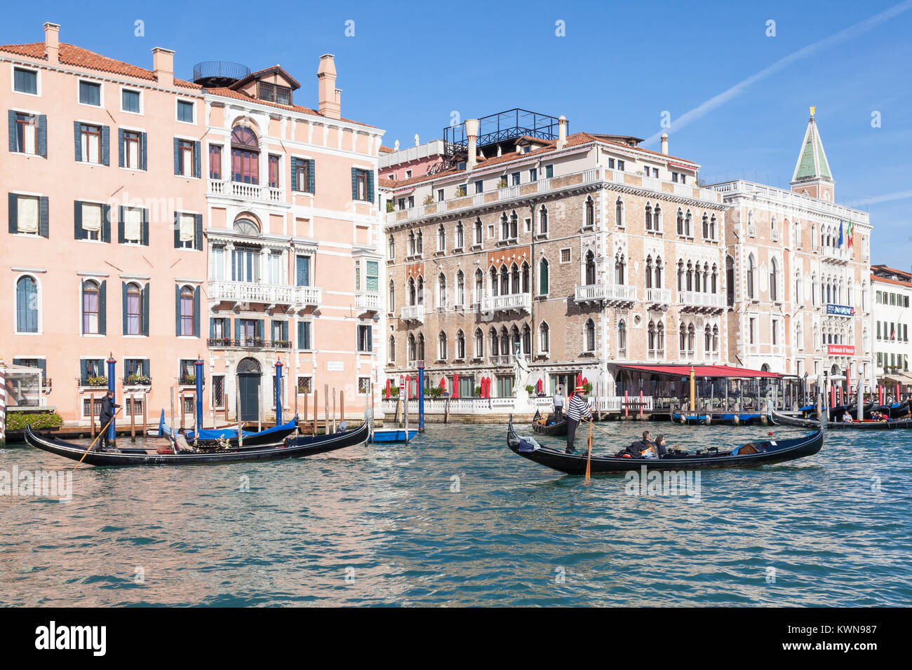 Gondeln auf Basino San Marco, Venedig, Italien vor der Danieli Hotel Palazzo und Palazzo Emo Treves dei Bonfili Stockfoto