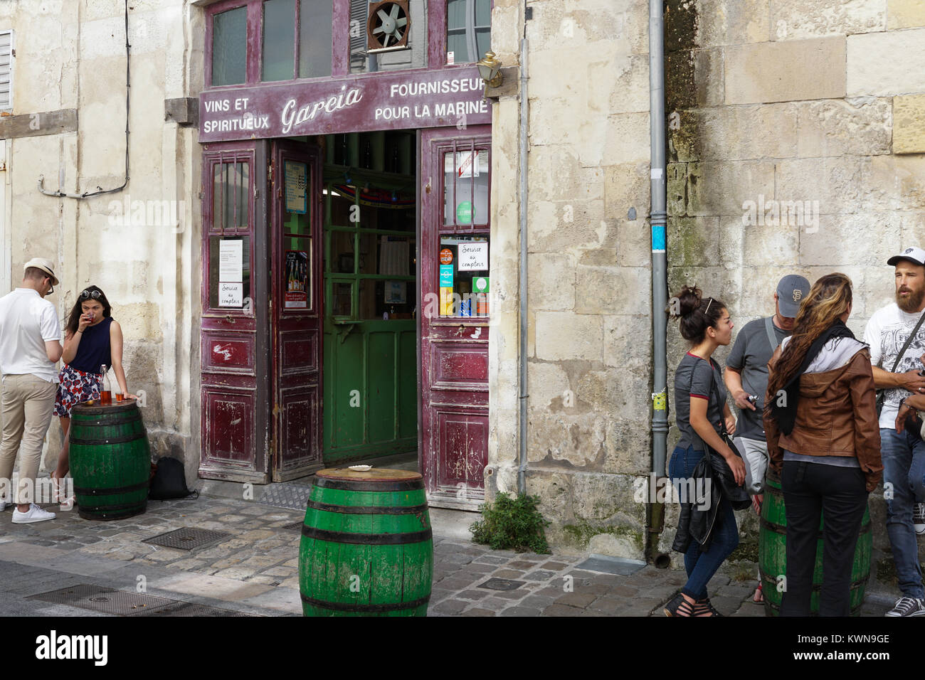 Die Leute trinken außerhalb der Bar in Saint Martin de Re, Frankreich. Stockfoto