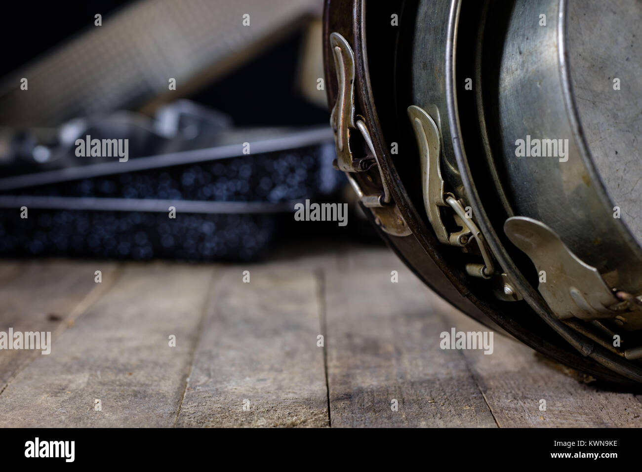 Dosen und Backformen auf einem Holztisch. Alte Küche Zubehör auf dem Küchentisch. schwarzen Hintergrund. Stockfoto