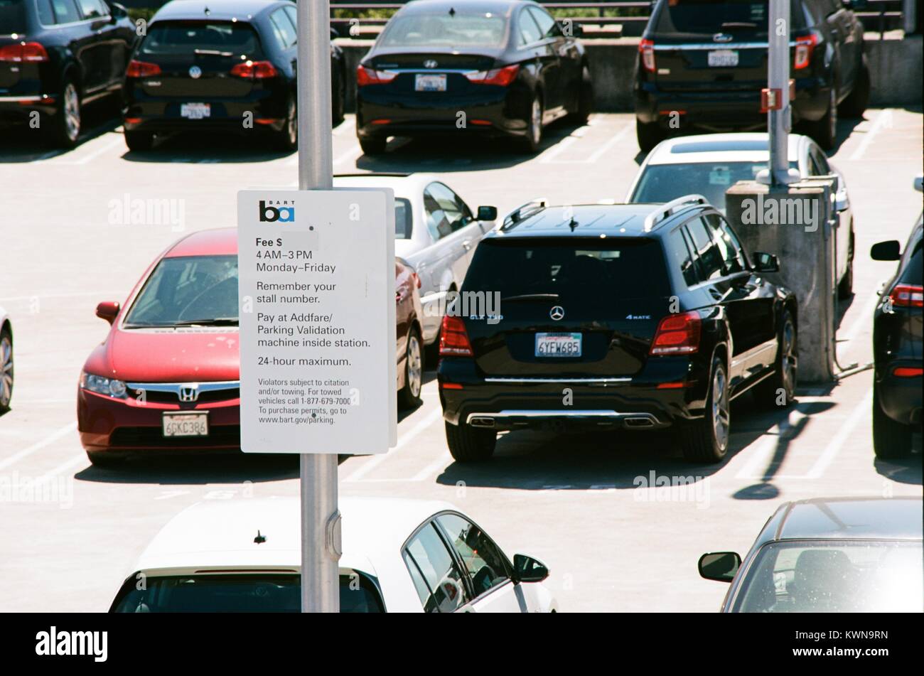 Überfüllten Parkplatz für die Bay Area Rapid Transit (BART)-System am Pleasant Hill, Kalifornien, mit BART Logo und Beschilderung sichtbar, 26. Juli 2017. Stockfoto