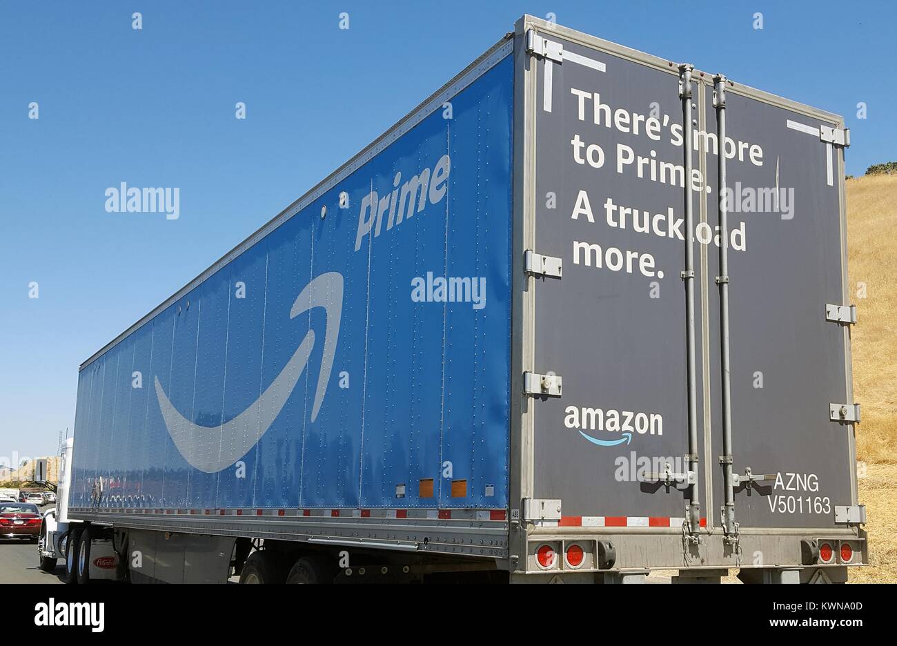 Traktoren Anhänger Semi Truck mit Logos für Amazon Prime Service und Text lesen "Es gibt mehr zu Prime, eine LKW Ladung mehr ' auf den 680 Freeway in Walnut Creek, Kalifornien, 31. Juli 2017 reisen. Amazon entwickelt sich zunehmend seine eigene Lieferung und Versand Infrastruktur vertrauen auf Briefträger zu vermeiden. Stockfoto