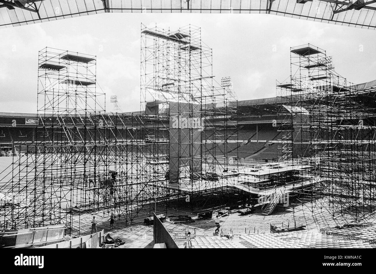Edwin Shirley Staging crew Aufbau einer Bühne in Wembley Stadium für die Jean Michel Jarre Konzert Tour, Europa im Konzert, London, 26. - 28. August 1993 Stockfoto