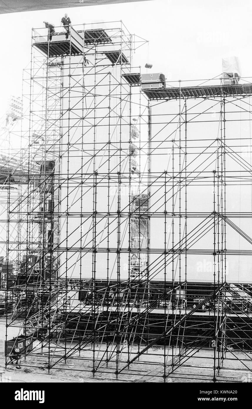 Edwin Shirley Staging crew Aufbau einer Bühne in Wembley Stadium für die Jean Michel Jarre Konzert Tour, Europa im Konzert, London, 26. - 28. August 1993 Stockfoto