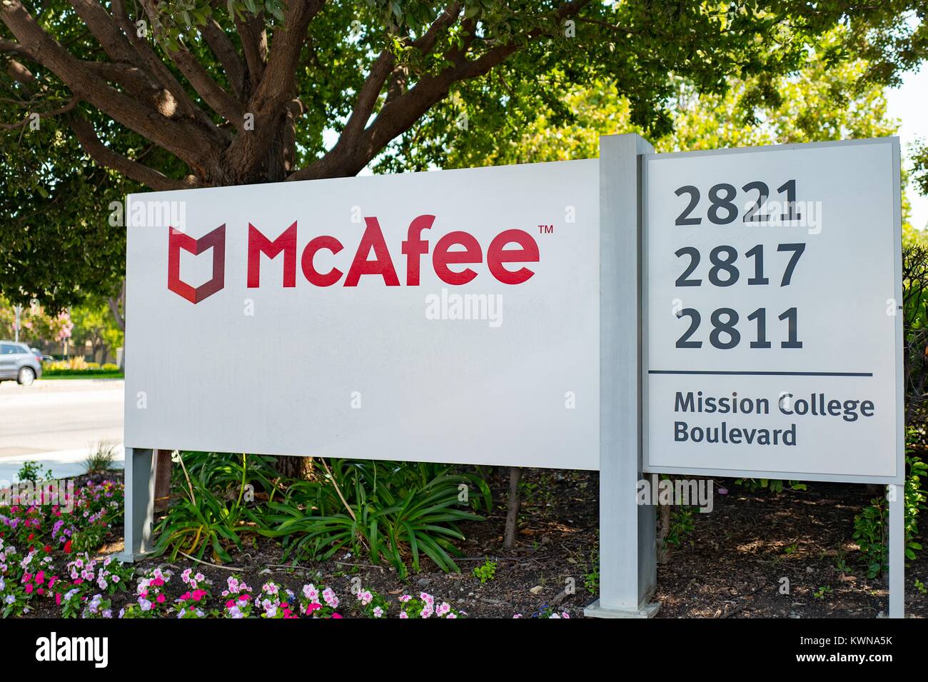 Beschilderung mit Logo im Silicon Valley Hauptsitz der Computersicherheit und Viren Firma McAfee, Santa Clara, Kalifornien, 17. August 2017. Stockfoto