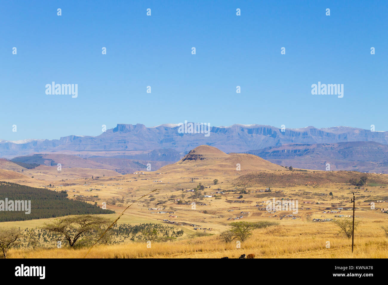 Landschaft aus Südafrika auf dem Weg zur Drachenhöhle Berge. Drakensberg Panorama. Stockfoto