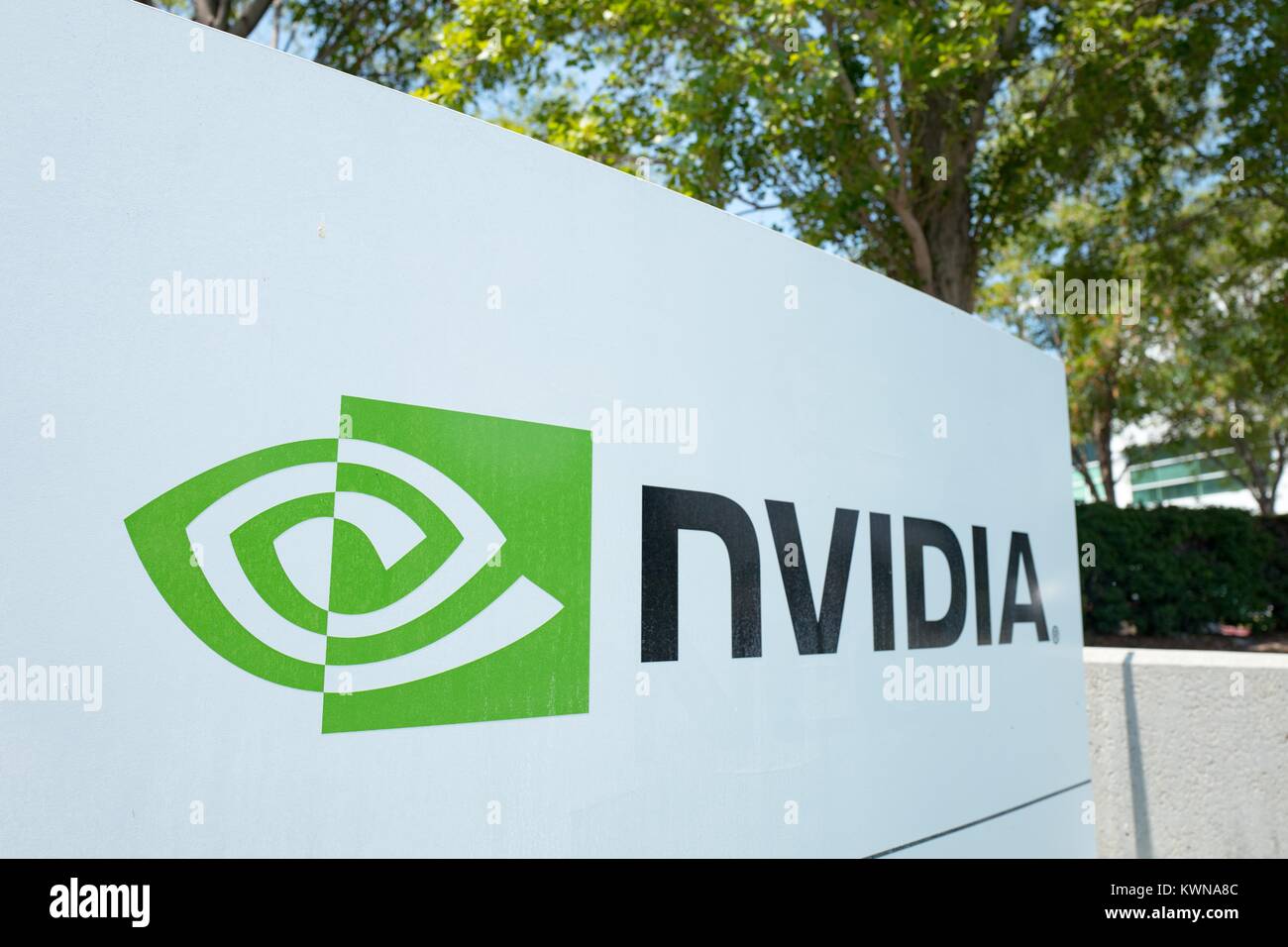 Beschilderung mit Logo im Silicon Valley Hauptsitz der Computer Graphics Hardware unternehmen Nvidia, Santa Clara, Kalifornien, 17. August 2017. Stockfoto