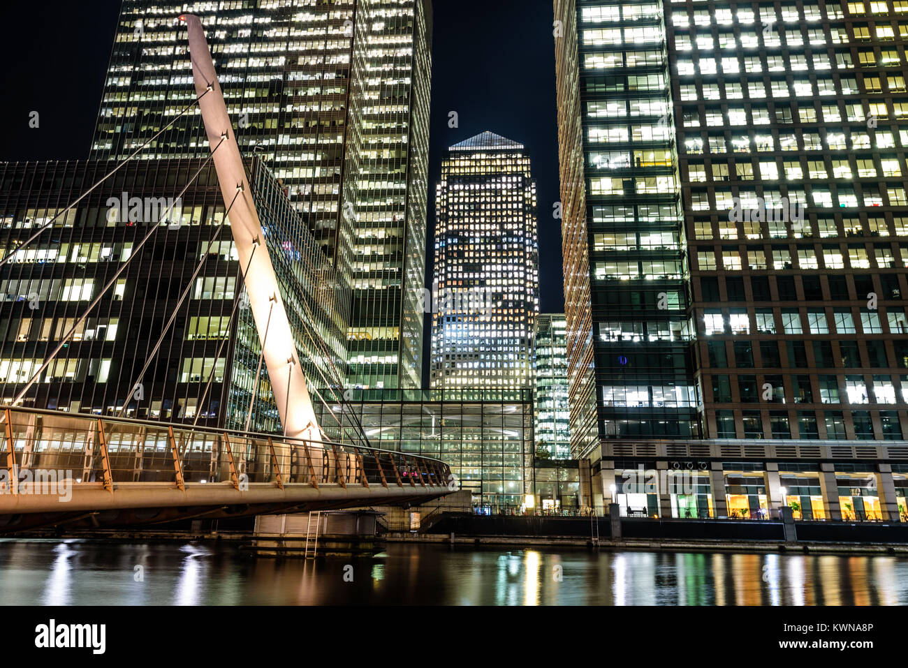 London, England. Oktober 2016. Büros leuchten in der Nacht in einem Kanada Platz und die umliegenden Gebäude. Blick vom South Quay Fußgängerbrücke. Stockfoto