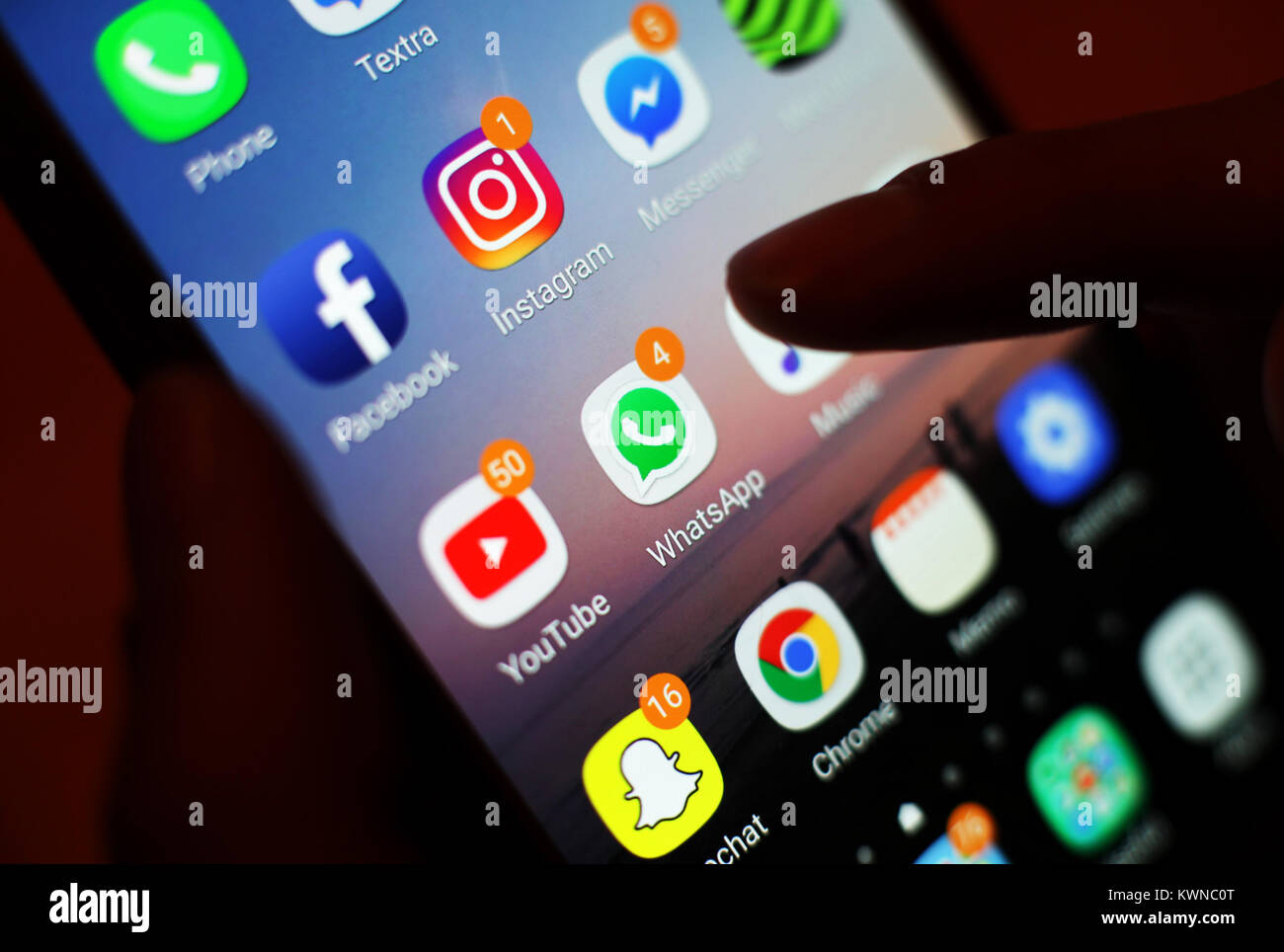 Die Symbole der social media Apps, darunter Facebook, Instagram, YouTube und WhatsApp, sind auf einem Mobiltelefon angezeigt, in London. Stockfoto