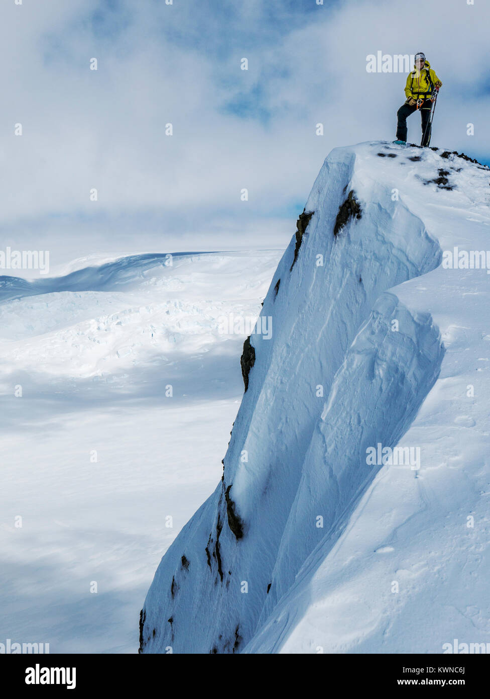 Angela Hawse, professionelle Ski Bergsteiger; oben ein unamed Peak; Antarktis Stockfoto