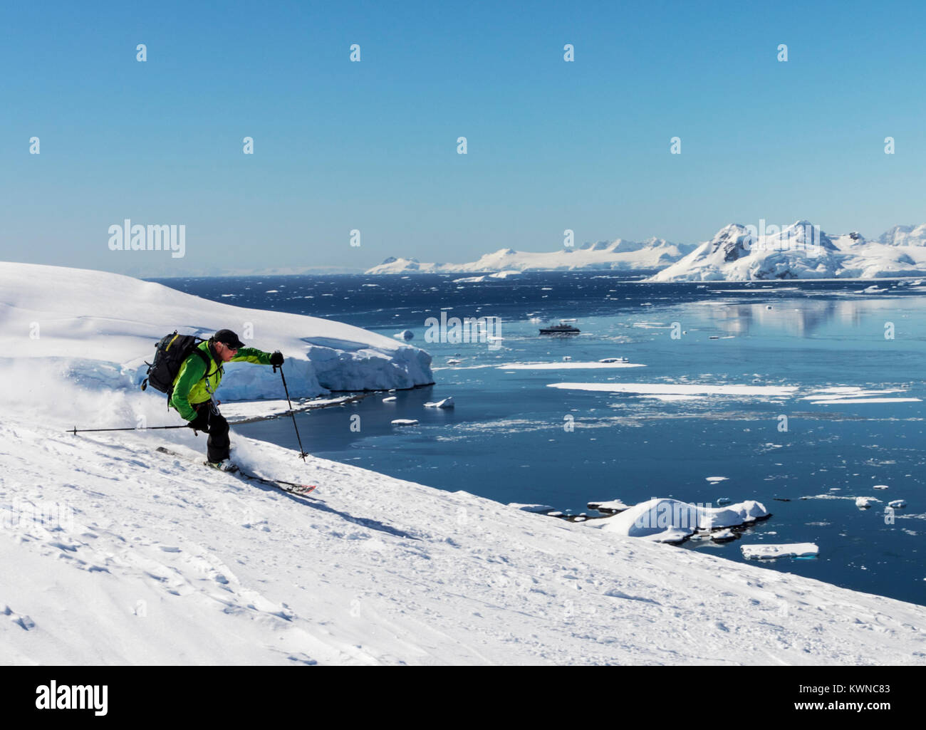 Alpine ski Bergsteiger ski Downhill in der Antarktis; Nansen Island Stockfoto