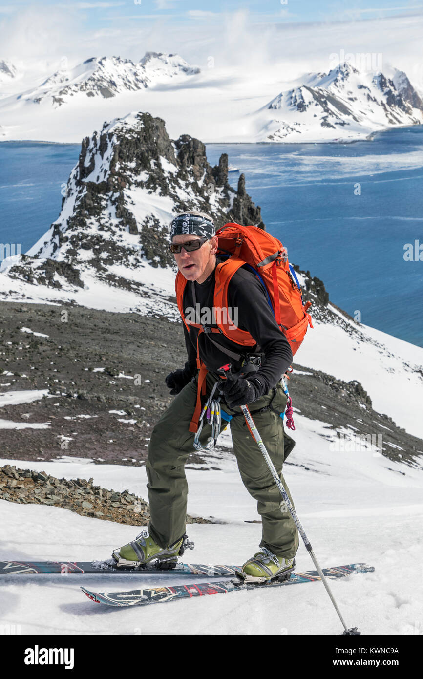 Skitourengeher roped gemeinsam für Sicherheit von gletscherspalten verwenden synthetische Felle auf Skiern den Berg hinauf zu klettern; Livingston Island; Antarktis Stockfoto