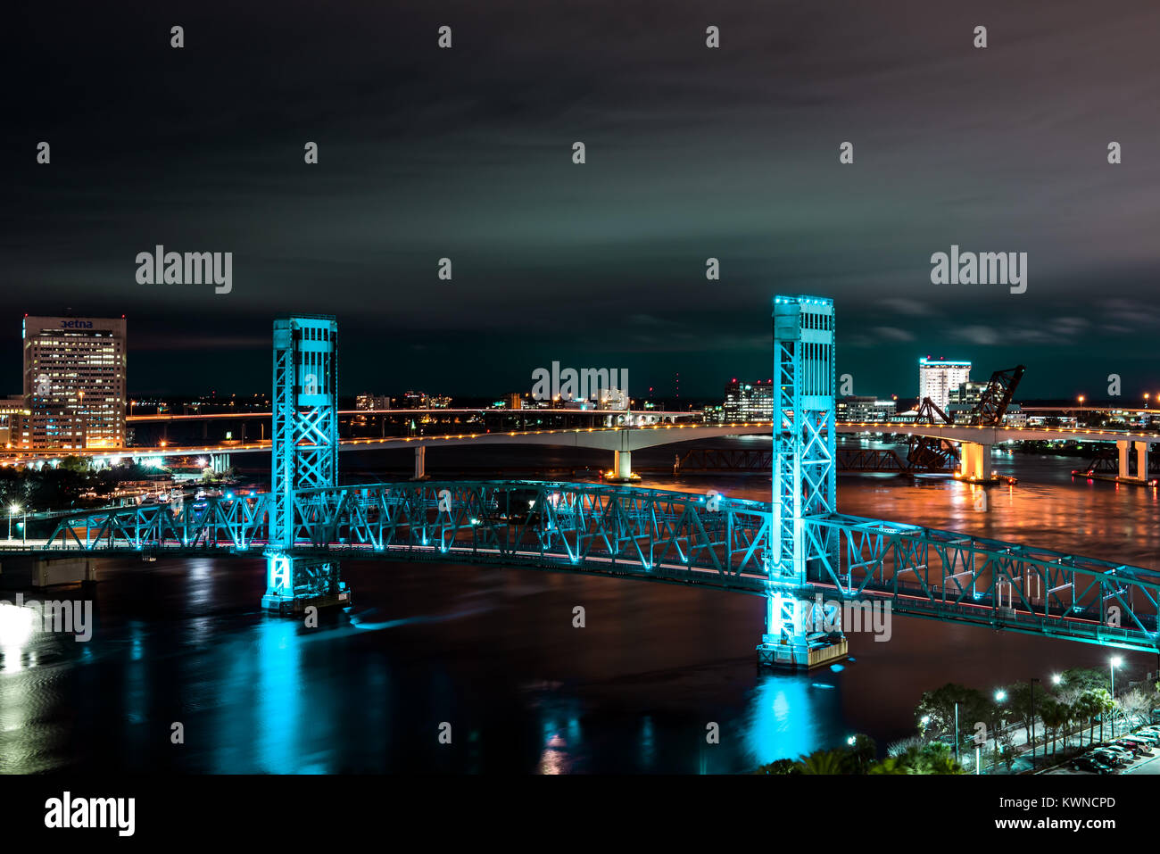 Skyline von Jacksonville, Florida mit Brücke bei Nacht. Stockfoto