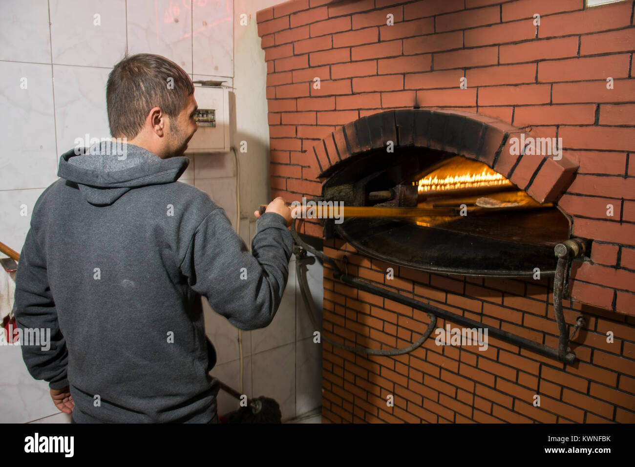 Mann in einer Bäckerei arbeiten Stockfoto