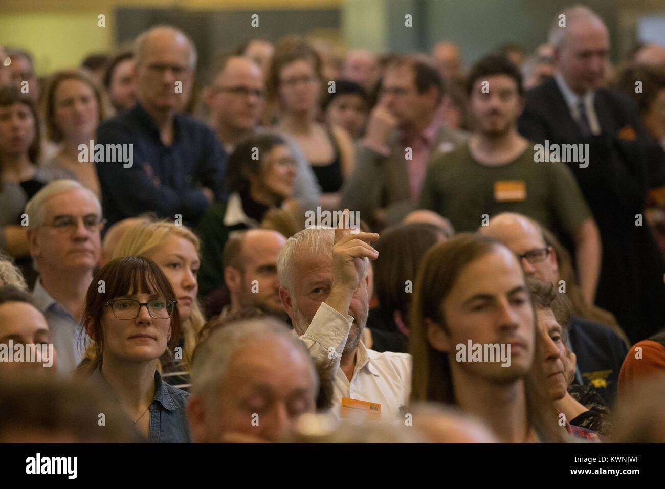 Mitglieder des Publikums heben ihre Hände, um Umweltminister Michael Gove während einer Fragerunde auf der Oxford Real Farming Conference in Oxford eine Frage zu stellen. Stockfoto