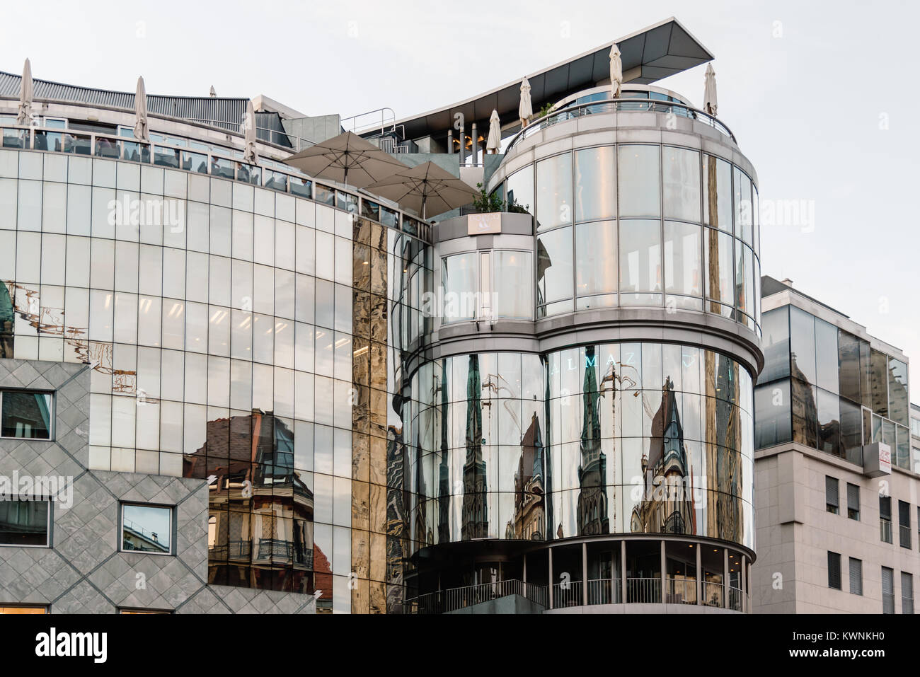 Wien, Österreich - 16. August 2017: Low Angle View von Haas Haus Gebäude in Stephenplatz. Von den österreichischen Architekten Hans Hollein entworfen, es ist ein Bu Stockfoto