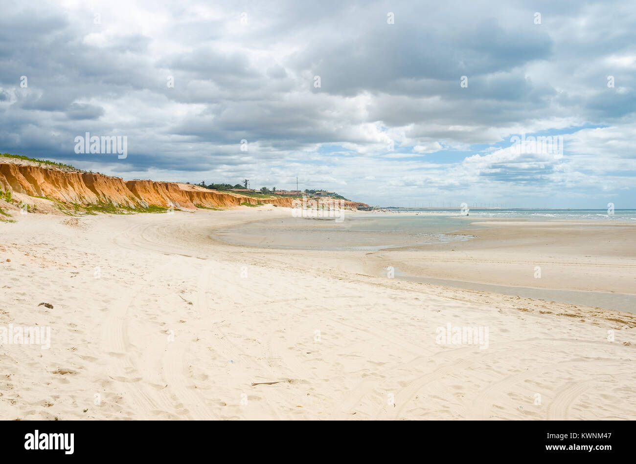 Anzeigen von Canoa Quebrada orange Klippen und weißen Sandstrand Stockfoto