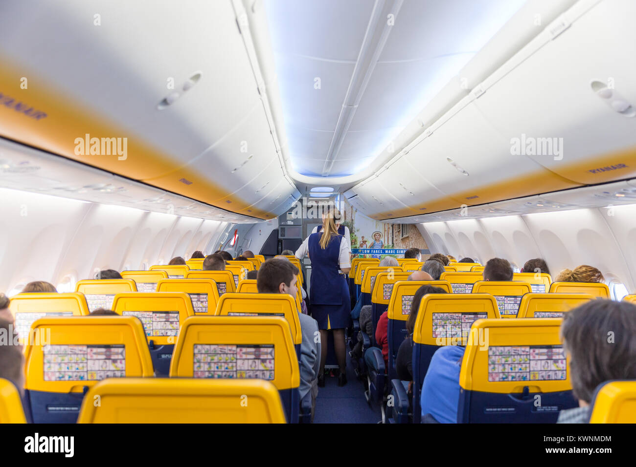 Stewardess, die Passagiere mit Ryanair Flug am 14. Dezember 2017 auf einem Flug von Triest nach Valencia. Stockfoto
