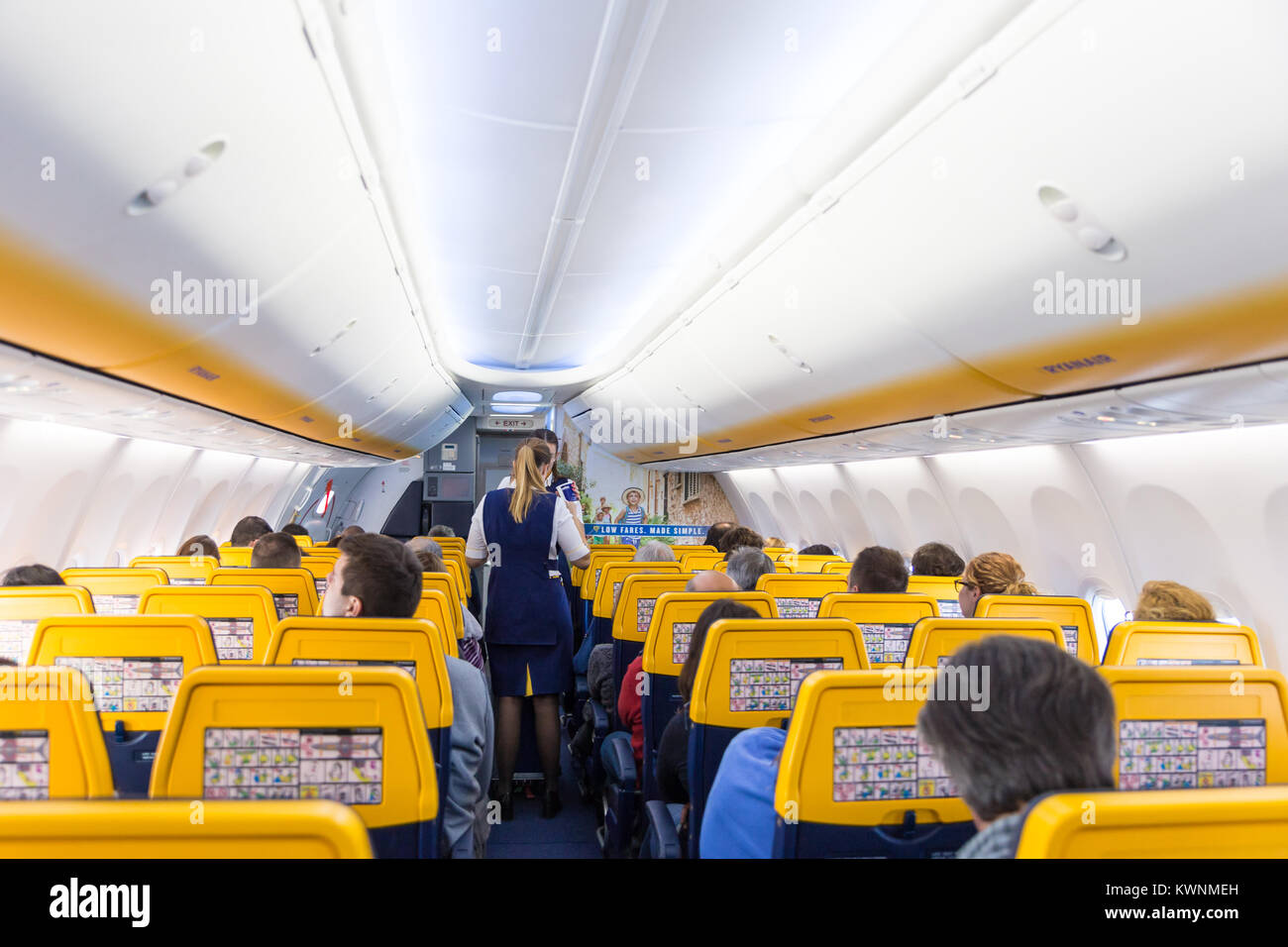 Stewardess, die Passagiere mit Ryanair Flug am 14. Dezember 2017 auf einem Flug von Triest nach Valencia. Stockfoto