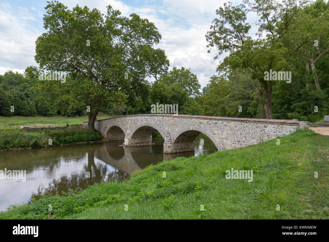 Burnside Bridge gesehen von der West Bank von Antietam Creek (Confederate Seite), Antietam National Battlefield, Maryland, USA. Stockfoto