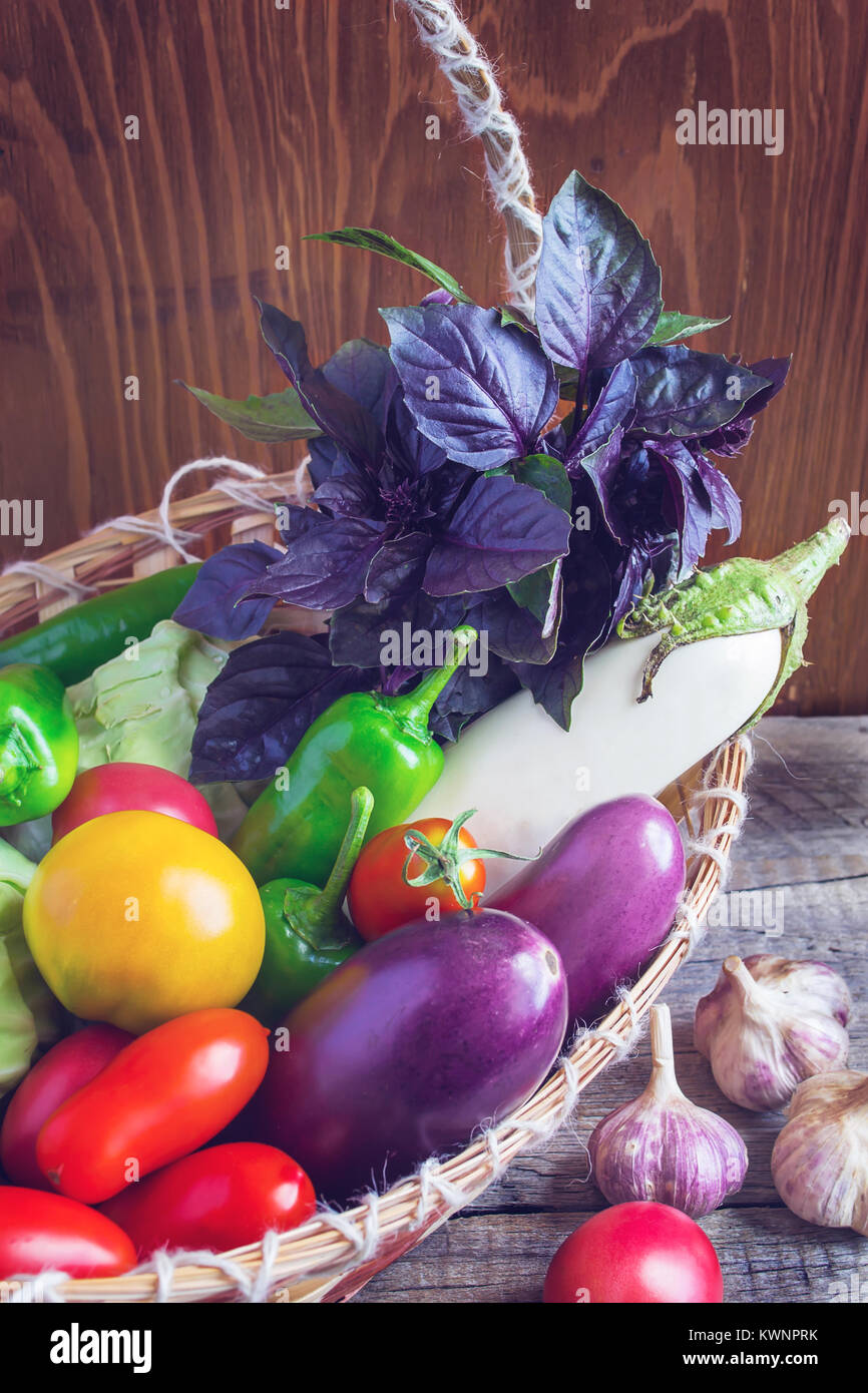 Basilikum in einen Korb mit Gemüse. Bild getönt im Vintage Style. Stockfoto