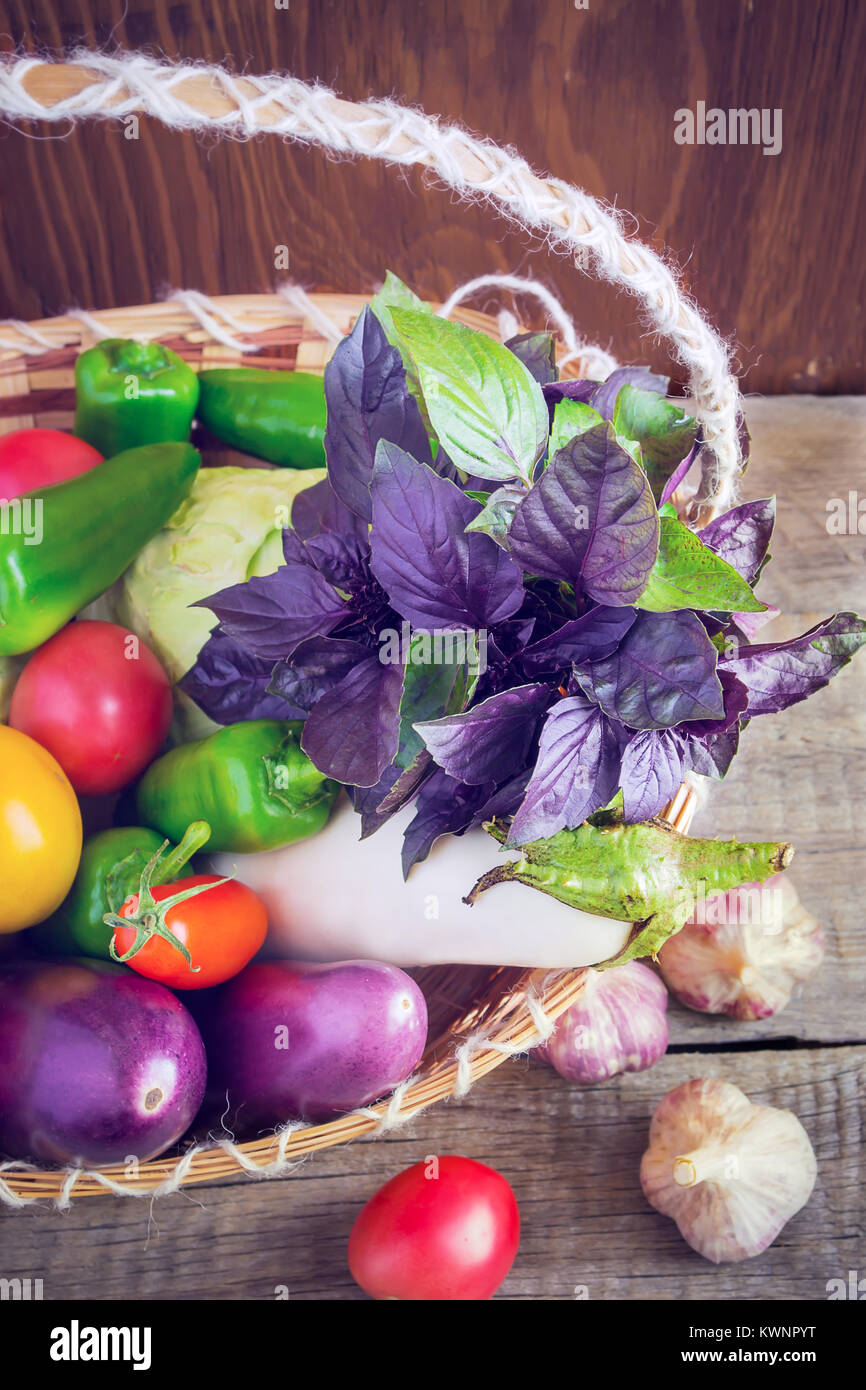 Basilikum in einen Korb mit Gemüse. Bild getönt im Vintage Style. Stockfoto