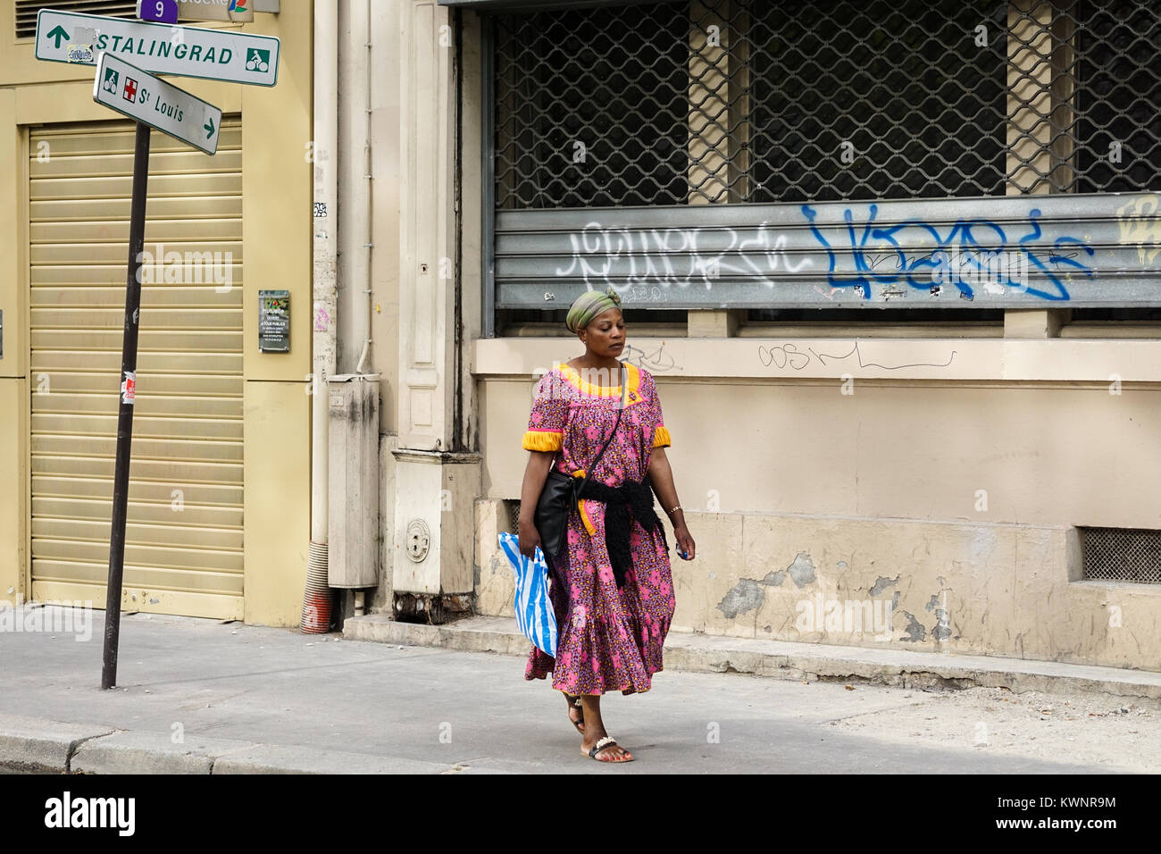 Eine nachdenkliche afrikanische Frau in einem traditionellen Kleid Spaziergänge in Paris, Frankreich. Stockfoto