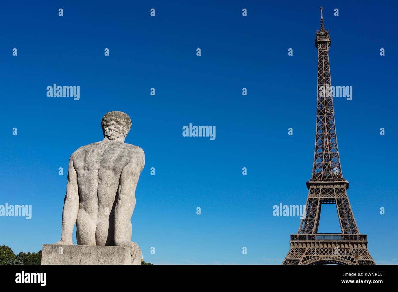 Die Statue von Pierre L'Homme Traverse in Trocadero Gärten in der Nähe des Eiffelturm in Paris. Stockfoto