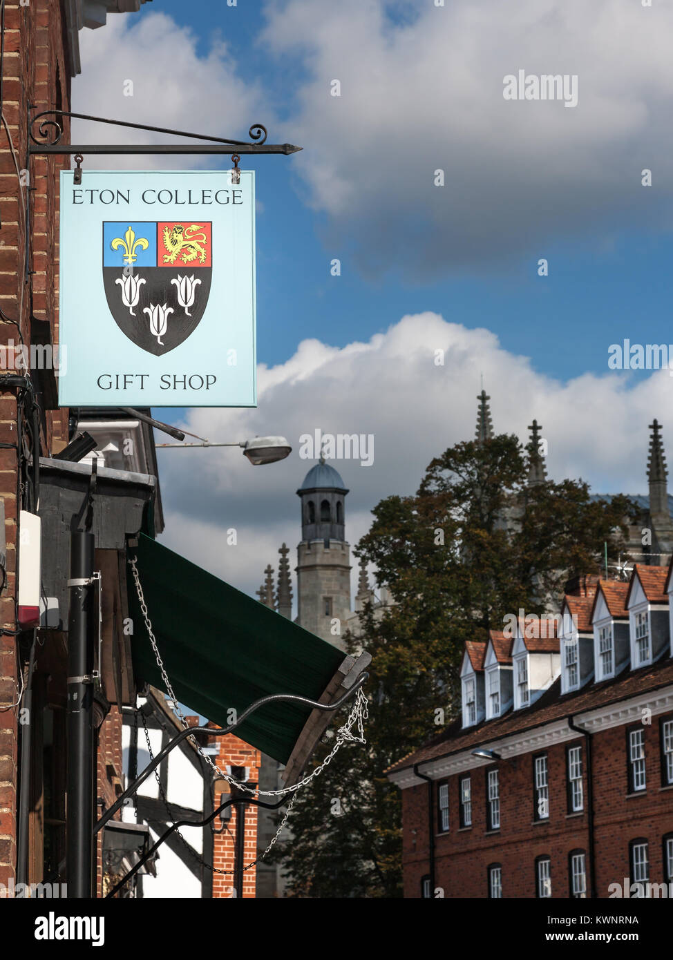 Eton College Geschenk Schild mit Hochschule im Hintergrund. High Street Eton Berkshire GROSSBRITANNIEN Stockfoto