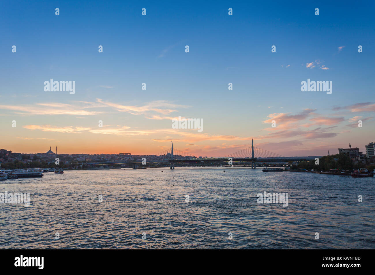 U-Bahn Brücke über das Goldene Horn in Istanbul, Türkei Stockfoto